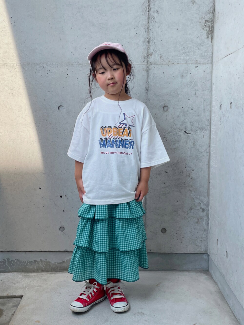ホワイト系のTシャツ/カットソー、グリーン系のスカート、レッド系のスニーカーを着用したキッズの夏コーディネートの5枚目の写真