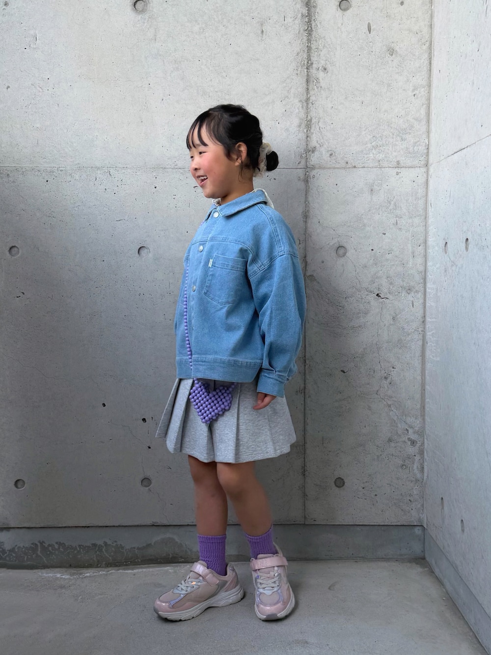 ホワイト系のTシャツ/カットソー、ピンク系のスニーカー、ブルー系のデニムジャケットを着用したキッズの春コーディネートの4枚目の写真