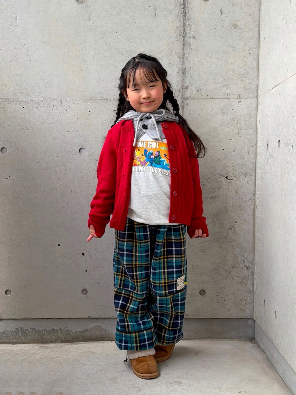 ブラウン系のブルゾン、イエロー系のスニーカー、グレー系のスウェットを着用したキッズの冬コーディネートの5枚目の写真