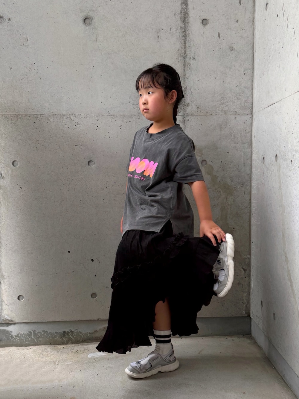 ブラック系のスカート、シルバー系のスニーカー、グレー系のTシャツ/カットソーを着用したキッズの夏コーディネートの5枚目の写真