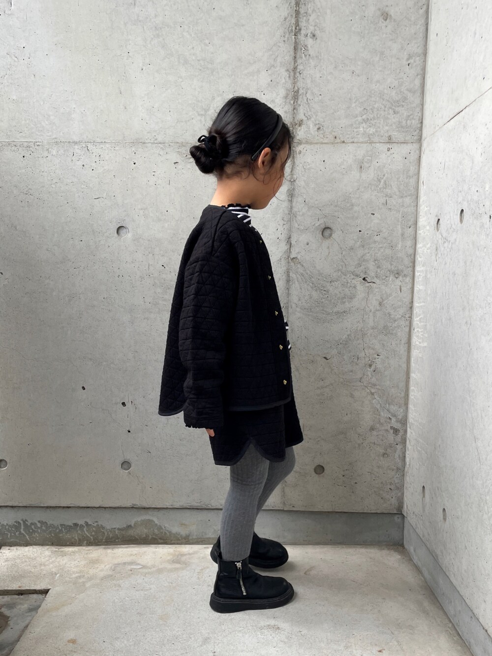 ブラック系のカーディガン/ボレロ、グレー系のワンピース、ブラック系のその他パンツを着用したキッズの秋コーディネートの4枚目の写真
