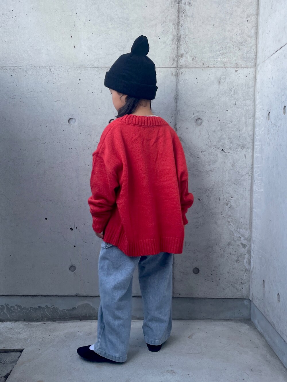 「秋っぽコーデ更新中、カーディガン、ニット、ニット帽、デニムパンツ、バレエシューズ、キッズファッション、秋コーデ、カジュアルコーデ、デニム、ロンT、ロゴT」｜「LOWRYS FARMのリボンニットワッチ　143693（ニットキャップ/ビーニー、ブラック系）」を使った、ioooさん（キッズ・110cm）の秋コーディネートの5枚目の写真
