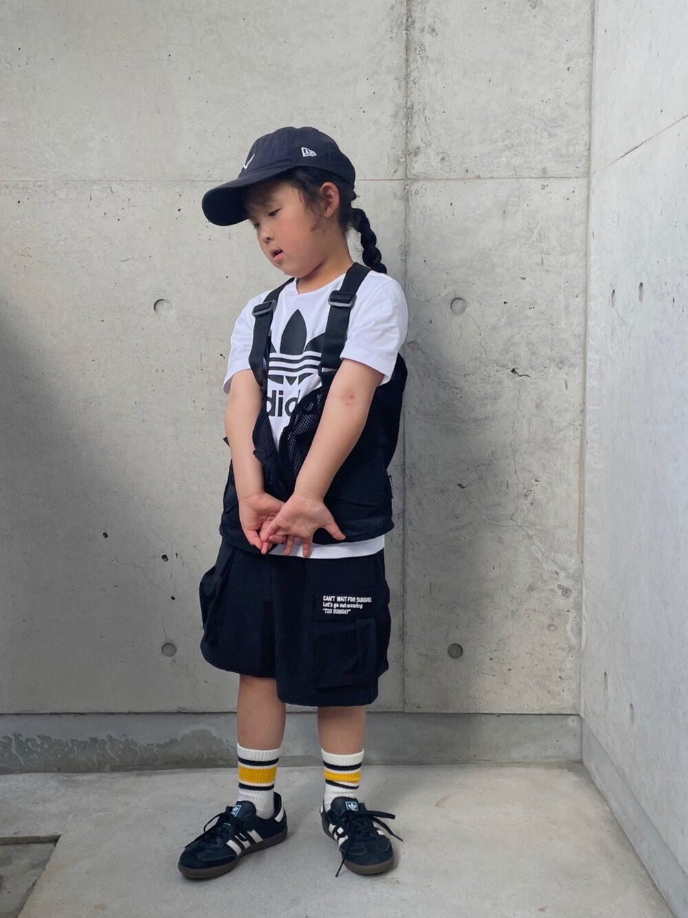 ブラック系のジャージ、ブラック系のパンツ、ブラック系のスニーカーを着用したキッズの夏コーディネートの5枚目の写真