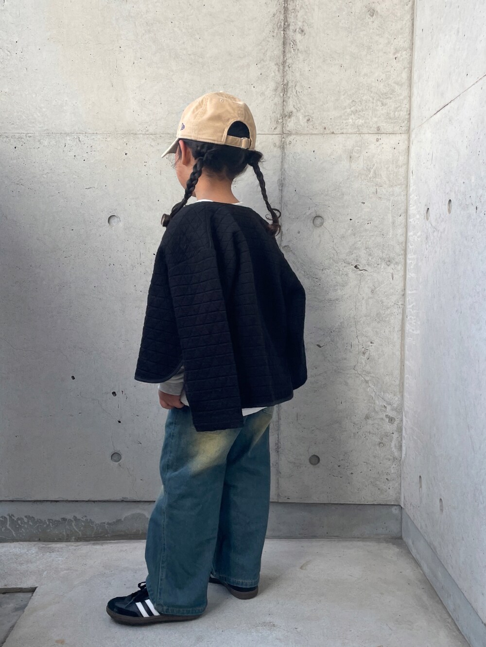 ホワイト系のTシャツ/カットソー、グレー系のスウェット、ブラック系のカーディガン/ボレロを着用したキッズの冬コーディネートの3枚目の写真