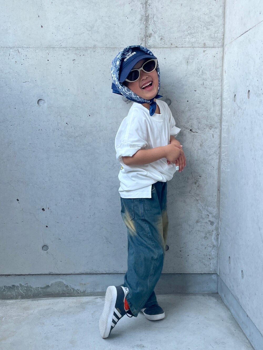 ブルー系のパンツ、ホワイト系のTシャツ/カットソー、ブラック系のスニーカーを着用したキッズの夏コーディネートの4枚目の写真