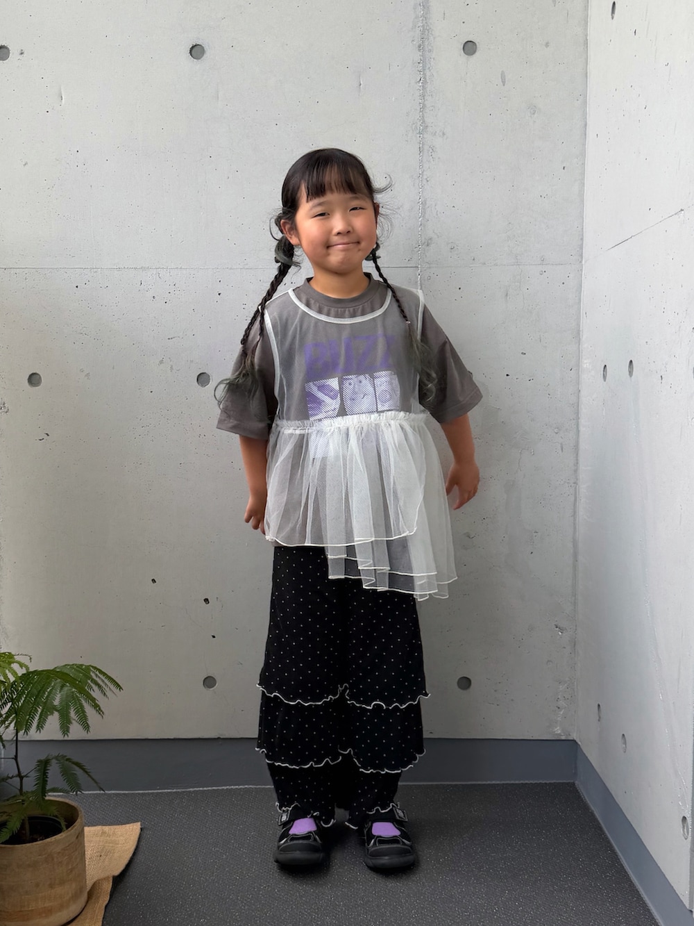 ホワイト系のTシャツ/カットソー、ブラック系のその他パンツ、ブラック系のサンダルを着用したキッズの夏コーディネートの3枚目の写真