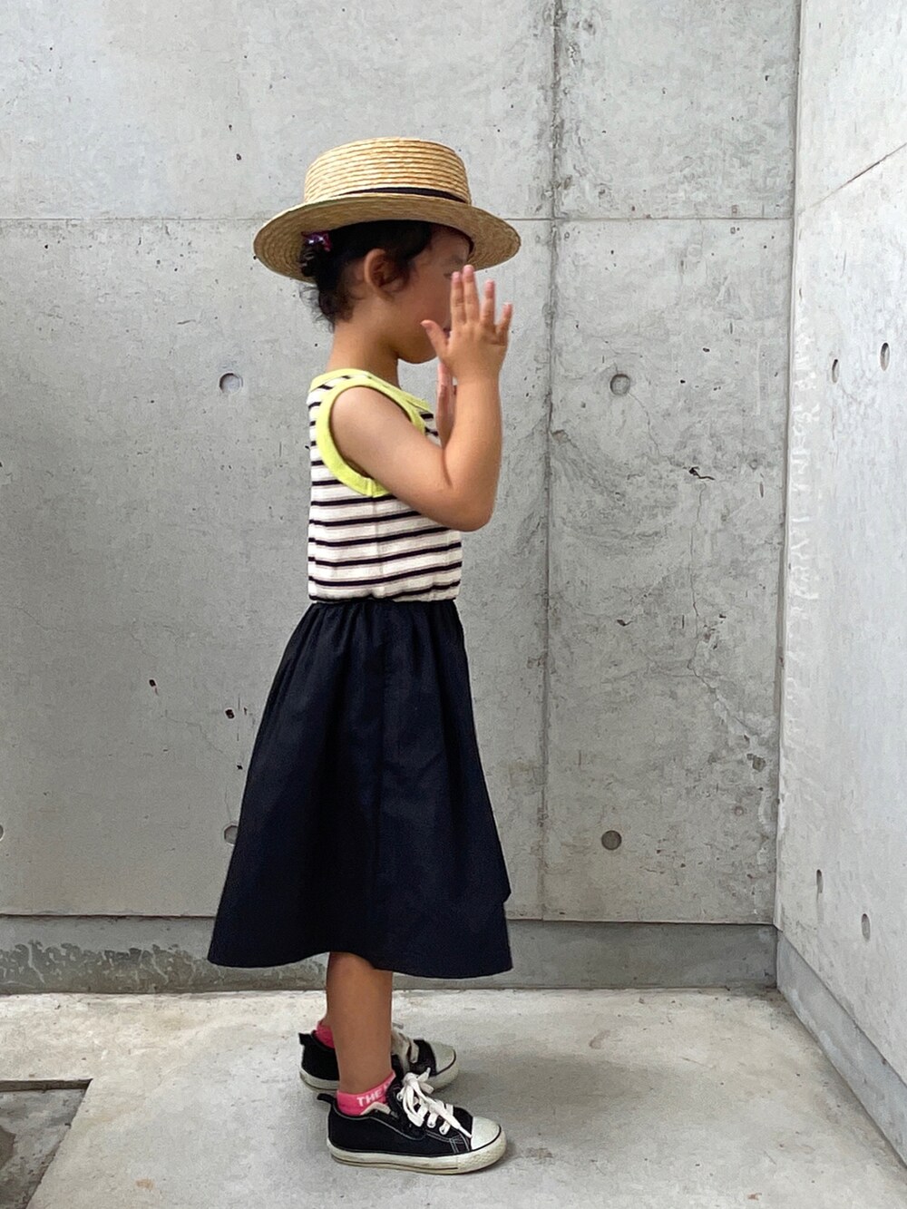 ブラック系のワンピース、ブラック系のスニーカー、ピンク系のソックス/靴下を着用したキッズの夏コーディネートの2枚目の写真