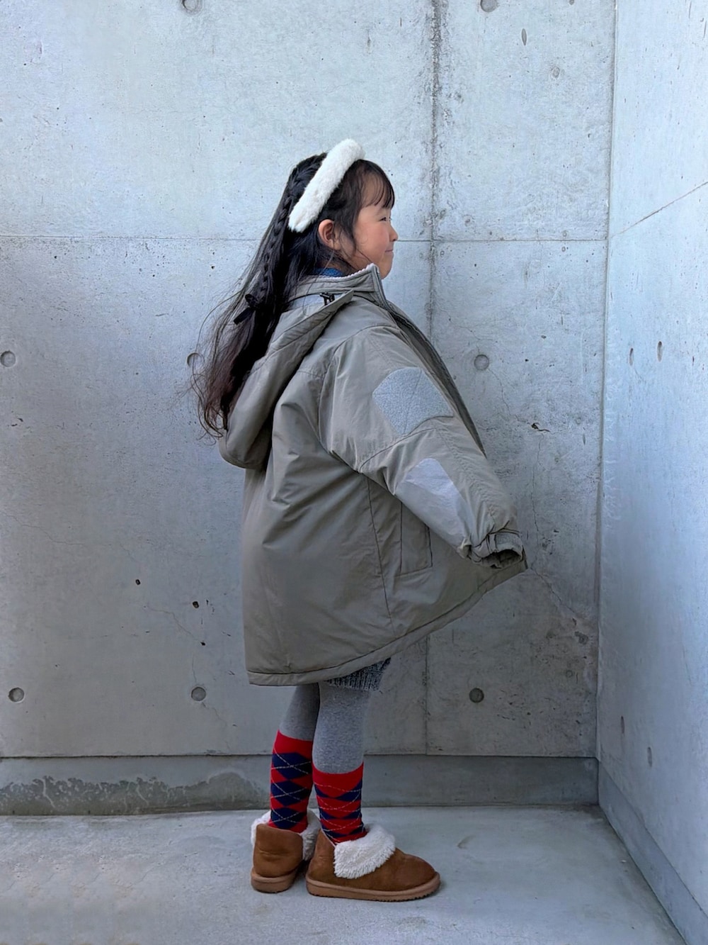 ブラック系のニット/セーター、ブルー系のシャツ/ブラウス、グレー系のその他パンツを着用したキッズの冬コーディネートの2枚目の写真