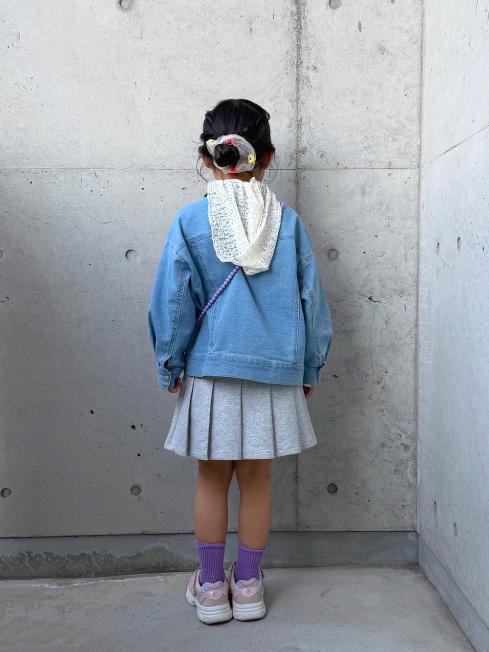 ホワイト系のTシャツ/カットソー、ピンク系のスニーカー、ブルー系のデニムジャケットを着用したキッズの春コーディネートの3枚目の写真