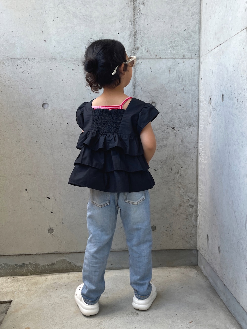 ピンク系のキャミソール、ホワイト系のサンダル、ブラック系のシャツ/ブラウスを着用したキッズの夏コーディネートの3枚目の写真