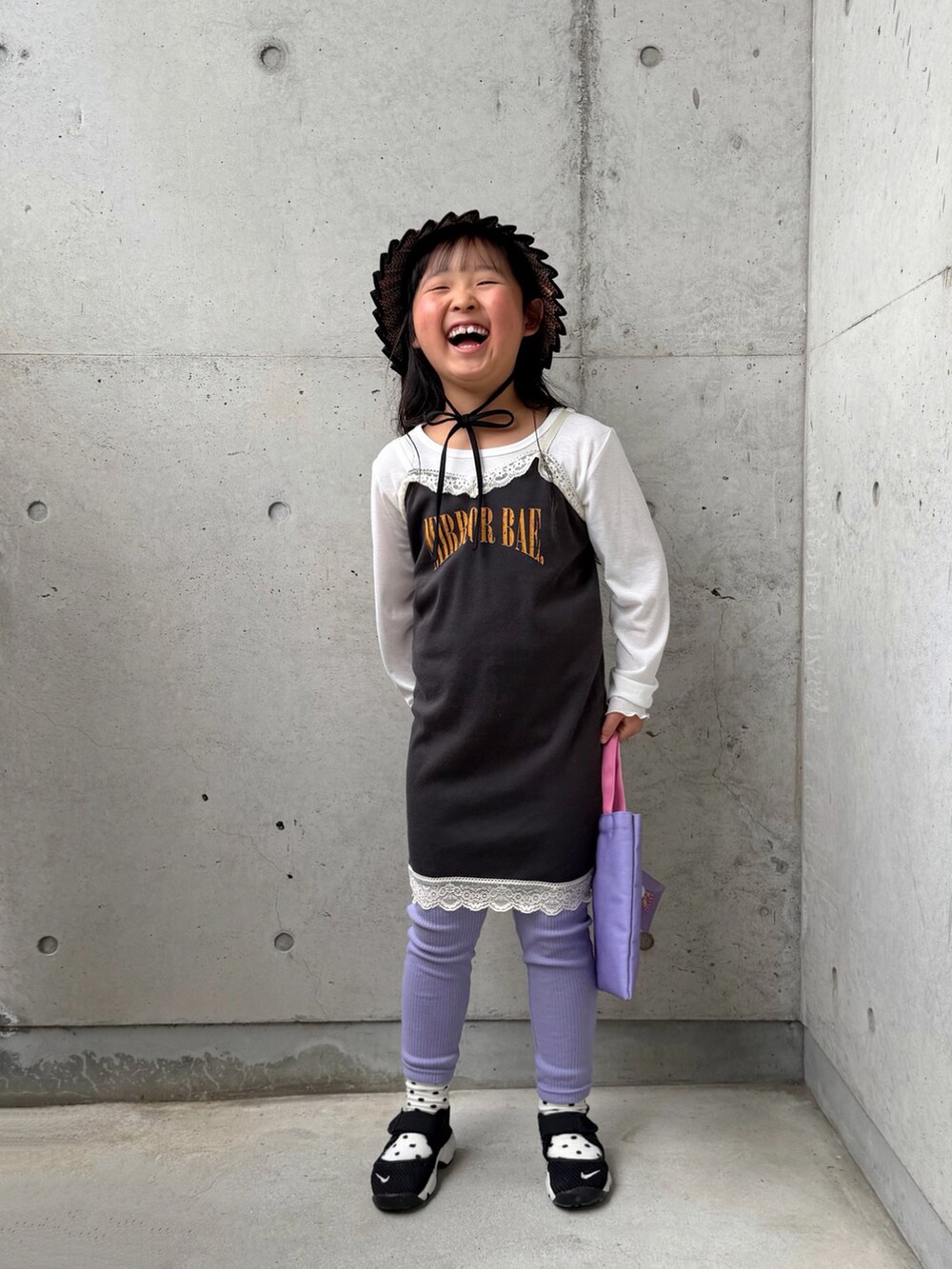 パープル系のその他パンツ、ホワイト系のTシャツ/カットソー、ブラック系のサンダルを着用したキッズの春コーディネートの5枚目の写真