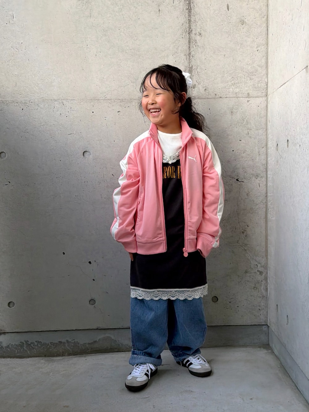 ホワイト系のスニーカー、ピンク系のジャージ、ブルー系のパンツを着用したキッズの秋コーディネートの4枚目の写真