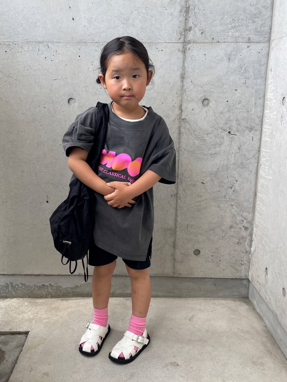 ホワイト系のサンダル、グレー系のTシャツ/カットソー、ブラック系のレギンス/スパッツを着用したキッズの春コーディネートの5枚目の写真