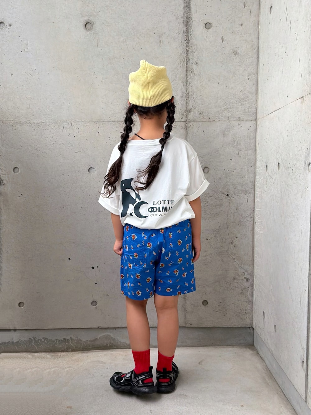 ブルー系のその他パンツ、ホワイト系のTシャツ/カットソー、ブラック系のサンダルを着用したキッズの春コーディネートの3枚目の写真