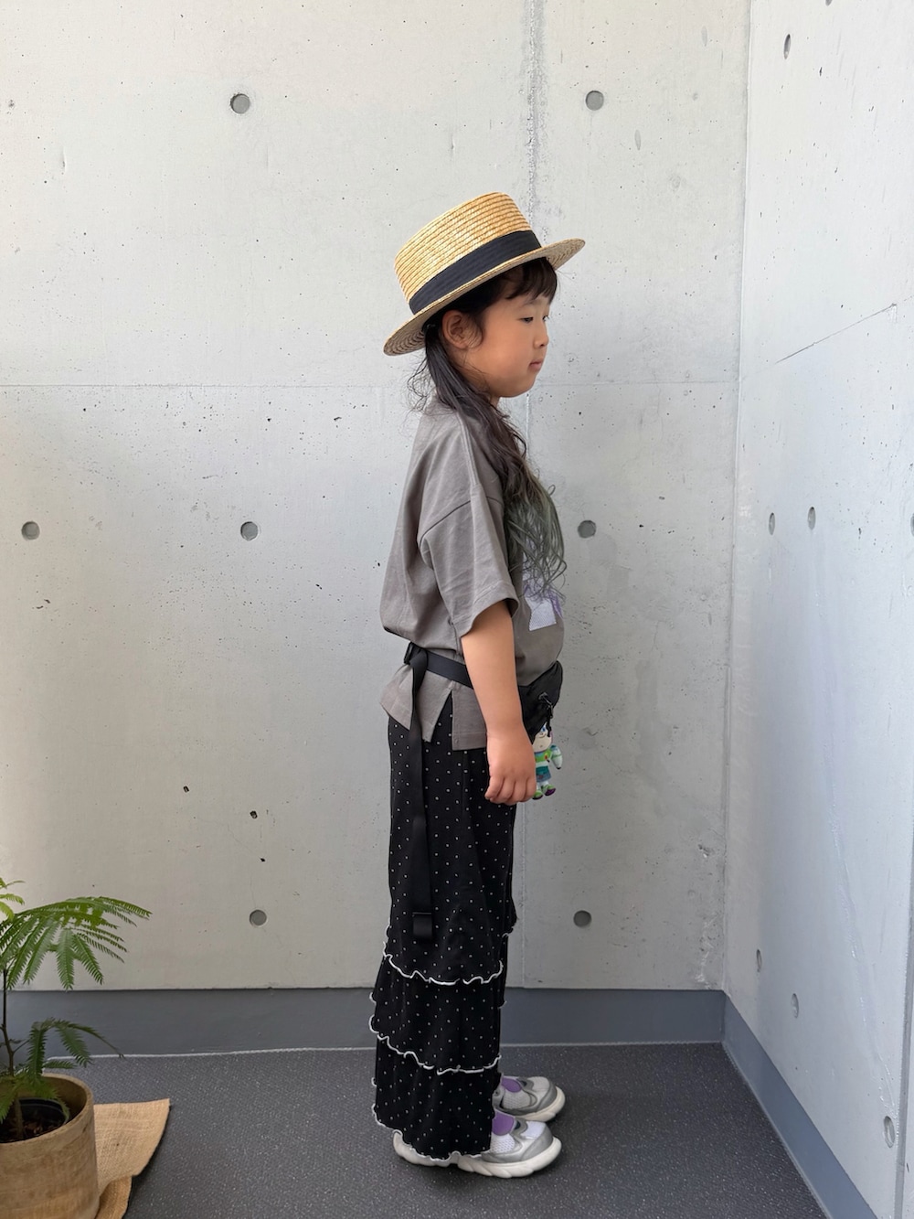 ブラック系のその他パンツ、ブラック系のTシャツ/カットソー、ブラック系のボディバッグ/ウエストポーチを着用したキッズの夏コーディネートの5枚目の写真