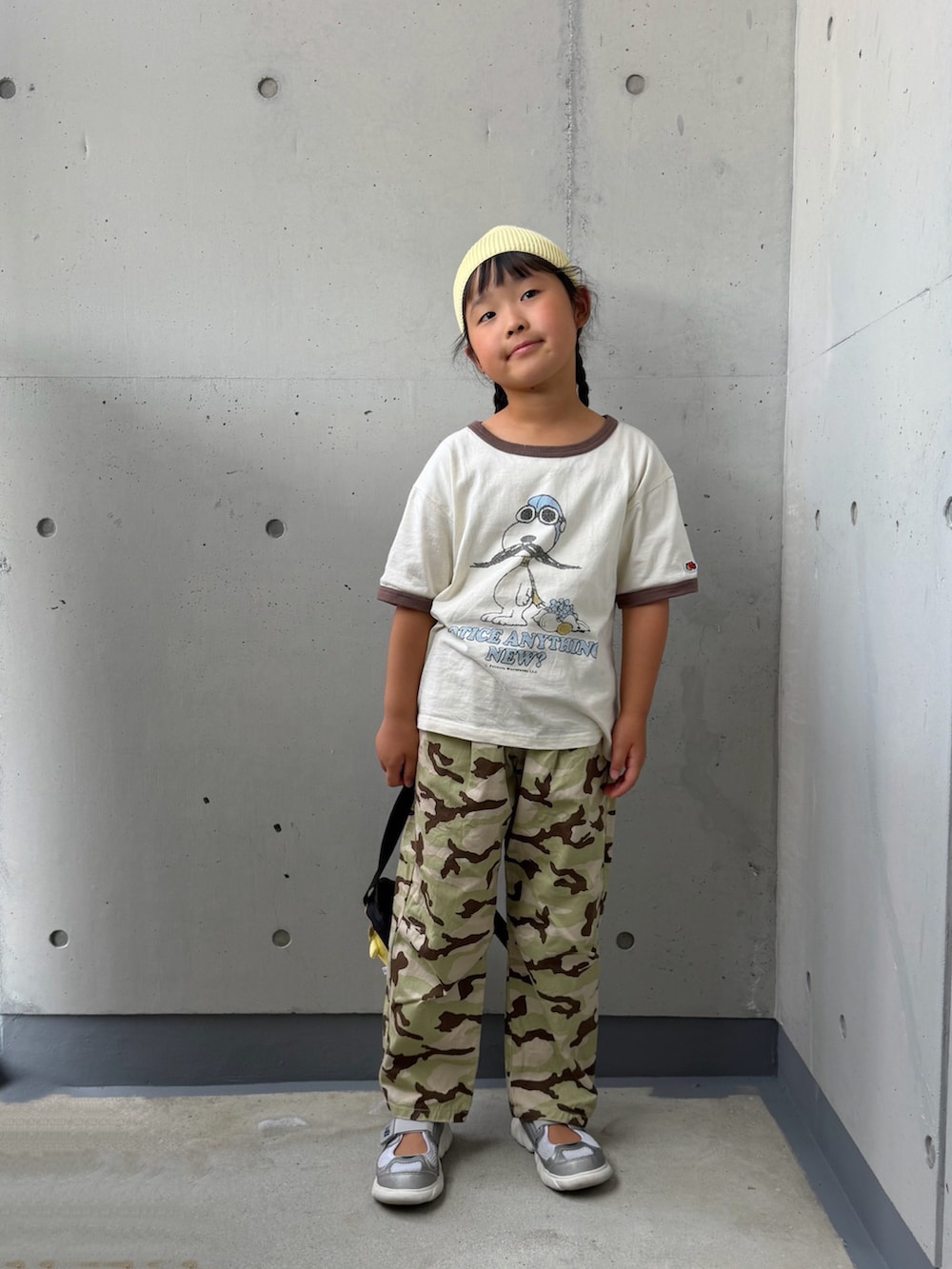 ブラック系のボディバッグ/ウエストポーチ、ホワイト系のTシャツ/カットソー、その他のその他パンツを着用したキッズの夏コーディネートの4枚目の写真