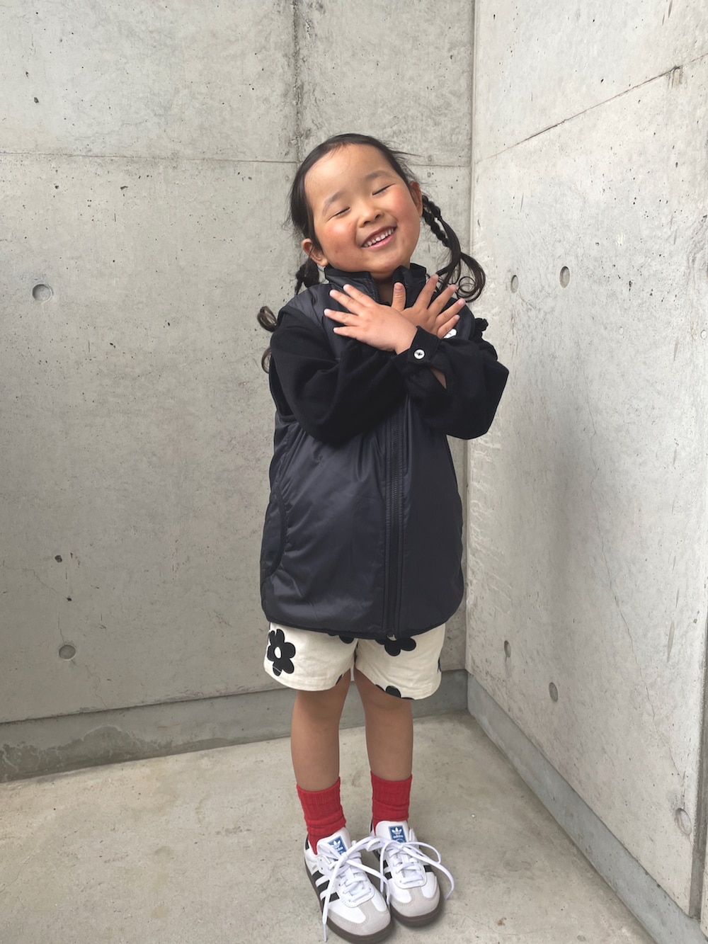 「春のおしゃ見えテクニック、春アウター、モノトーンコーデ、ブラックコーデ、ショートパンツ、5歳、ベスト、襟付きトップス、着回しコーデ、モノトーン、春休み、サンバ、花柄パンツ、春のNewスタイル」｜「LOWRYS FARMのフリルカラーポロシャツ　266080（ポロシャツ、ブラック系）」を使った、ioooさん（キッズ・110cm）の春コーディネートの3枚目の写真