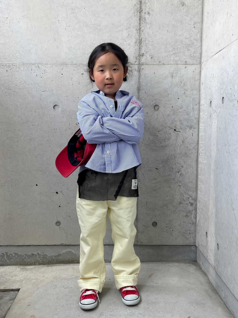 イエロー系のその他パンツ、レッド系のスニーカー、ブラック系のTシャツ/カットソーを着用したキッズの春コーディネートの2枚目の写真