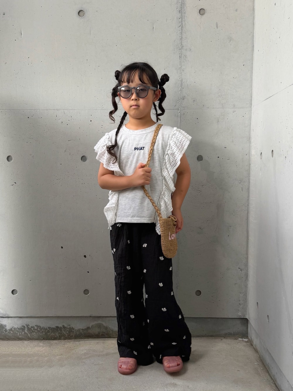 グレー系のTシャツ/カットソー、ブラック系のその他パンツ、ベージュ系のショルダーバッグを着用したキッズの夏コーディネートの2枚目の写真