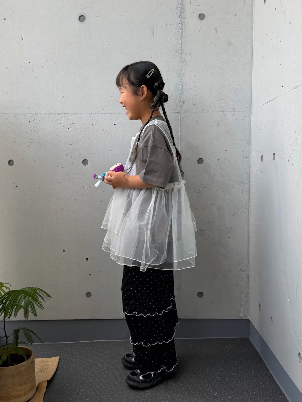 ホワイト系のTシャツ/カットソー、ブラック系のその他パンツ、ブラック系のサンダルを着用したキッズの夏コーディネートの5枚目の写真