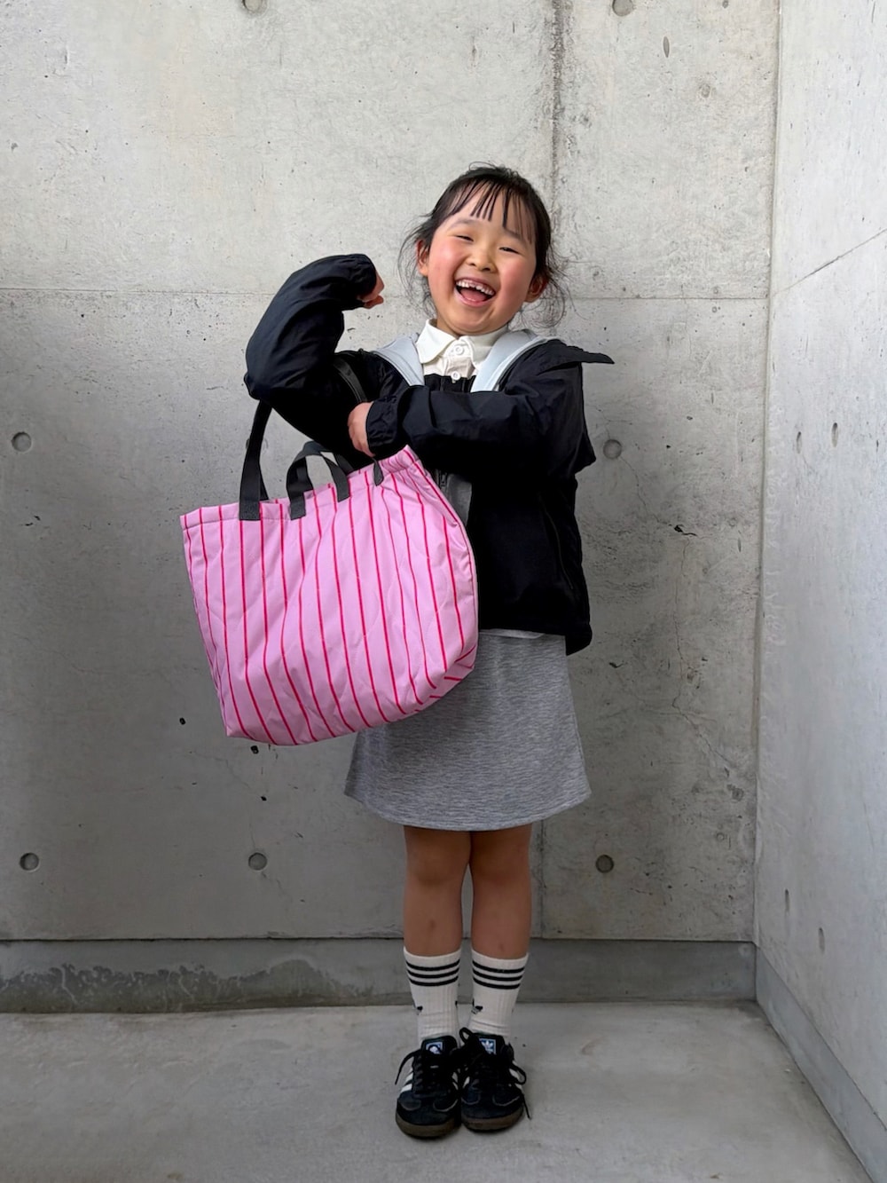 ブラック系のスニーカー、ブラック系のマウンテンパーカー、グレー系のパーカーを着用したキッズの冬コーディネートの4枚目の写真