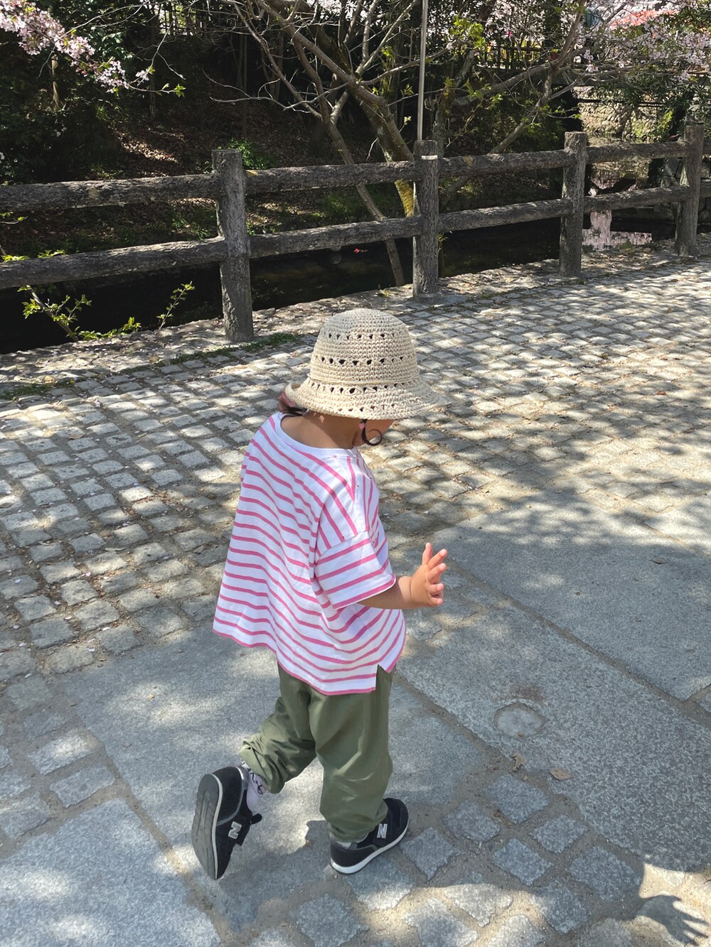 グリーン系のその他パンツ、ピンク系のTシャツ/カットソー、ブラック系のスニーカーを着用したキッズの春コーディネートの5枚目の写真