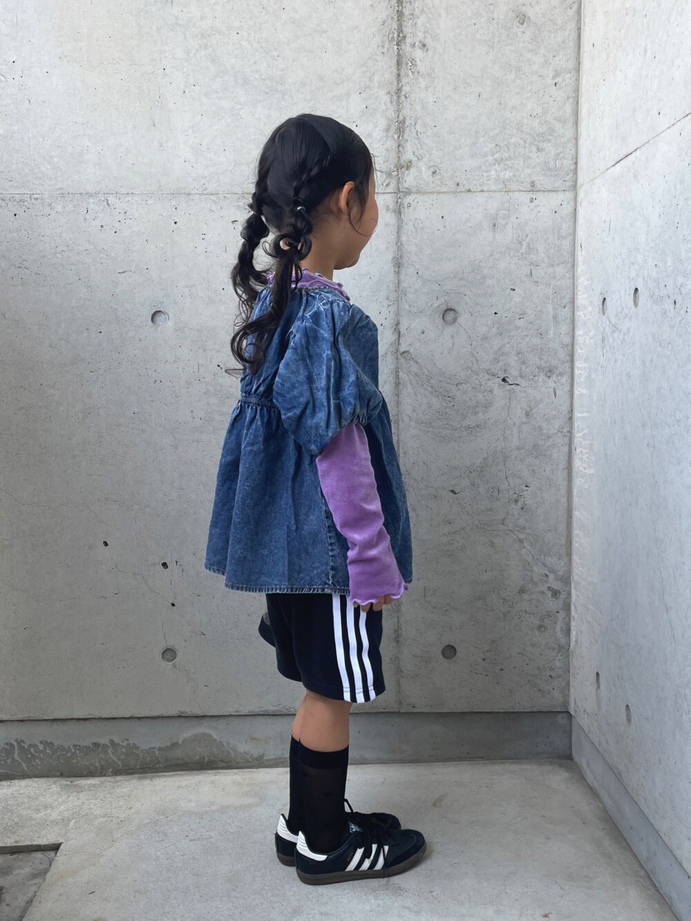 ブルー系のトップス、ブラック系のジャージ、パープル系のTシャツ/カットソーを着用したキッズの春コーディネートの5枚目の写真