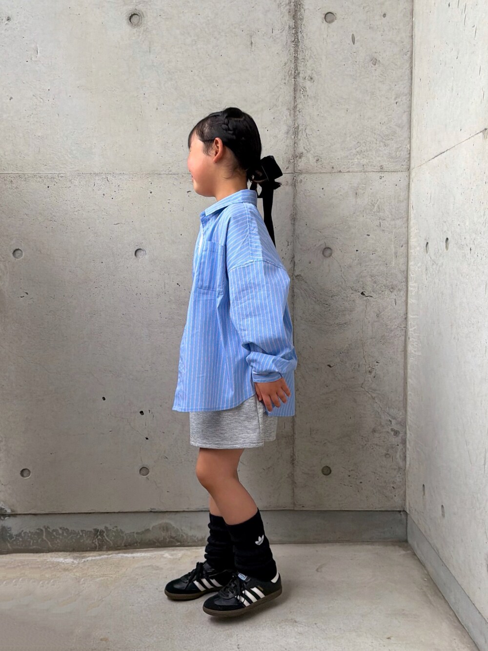 ブルー系のシャツ/ブラウス、ブラック系のシューズ、グレー系のスカートを着用したキッズの春コーディネートの3枚目の写真