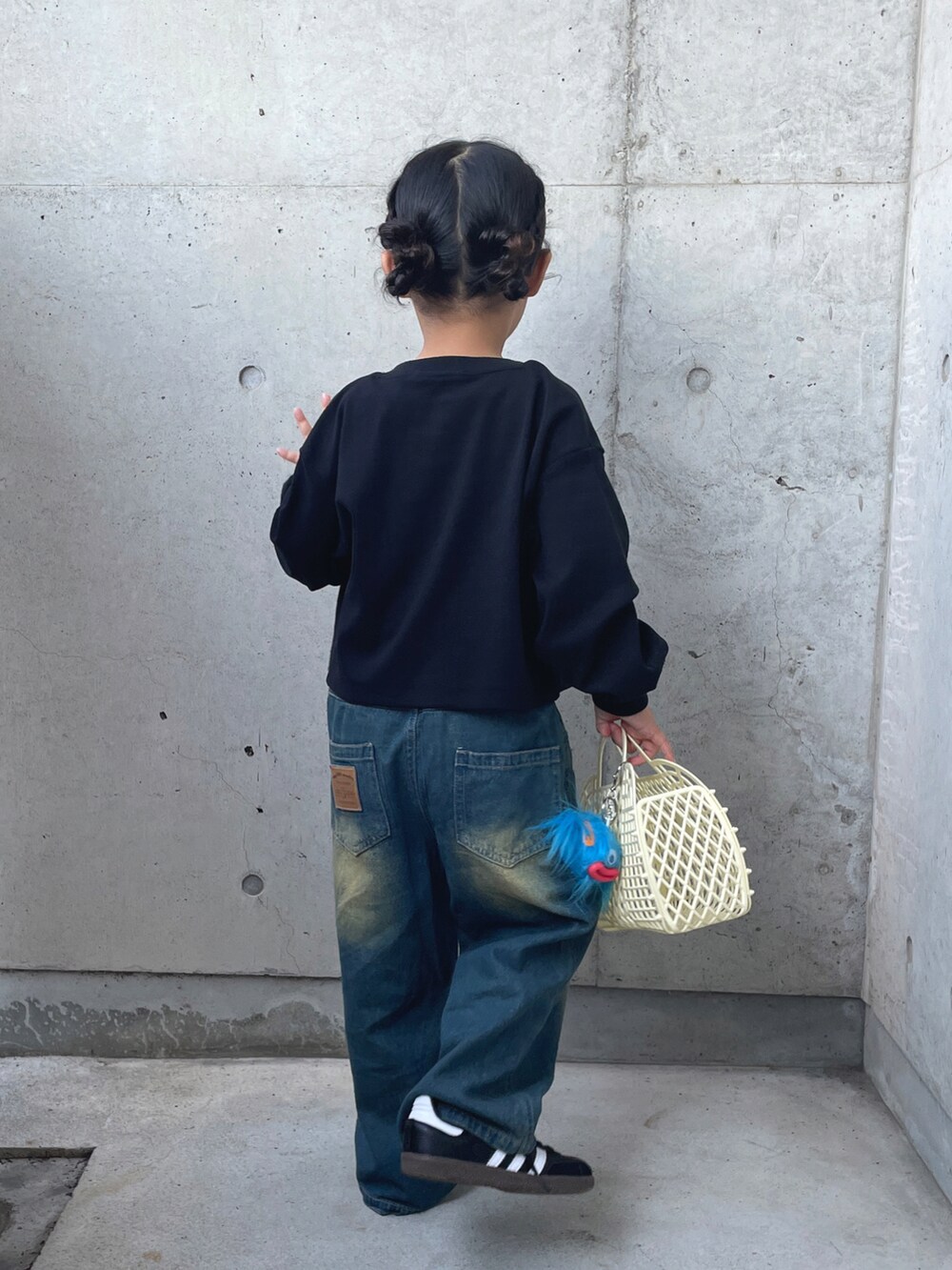 「カーディガン、秋コーデ、女の子、キッズコーデ、キッズファッション、ボーダー、デニムパンツ、スニーカー、カチューシャ、ヘアアレンジ、秋服準備はじめました、着回しコーデ」｜「Birthdayのアイテム（パンツ、ブルー系）」を使った、ioooさん（キッズ・110cm）の秋コーディネートの2枚目の写真