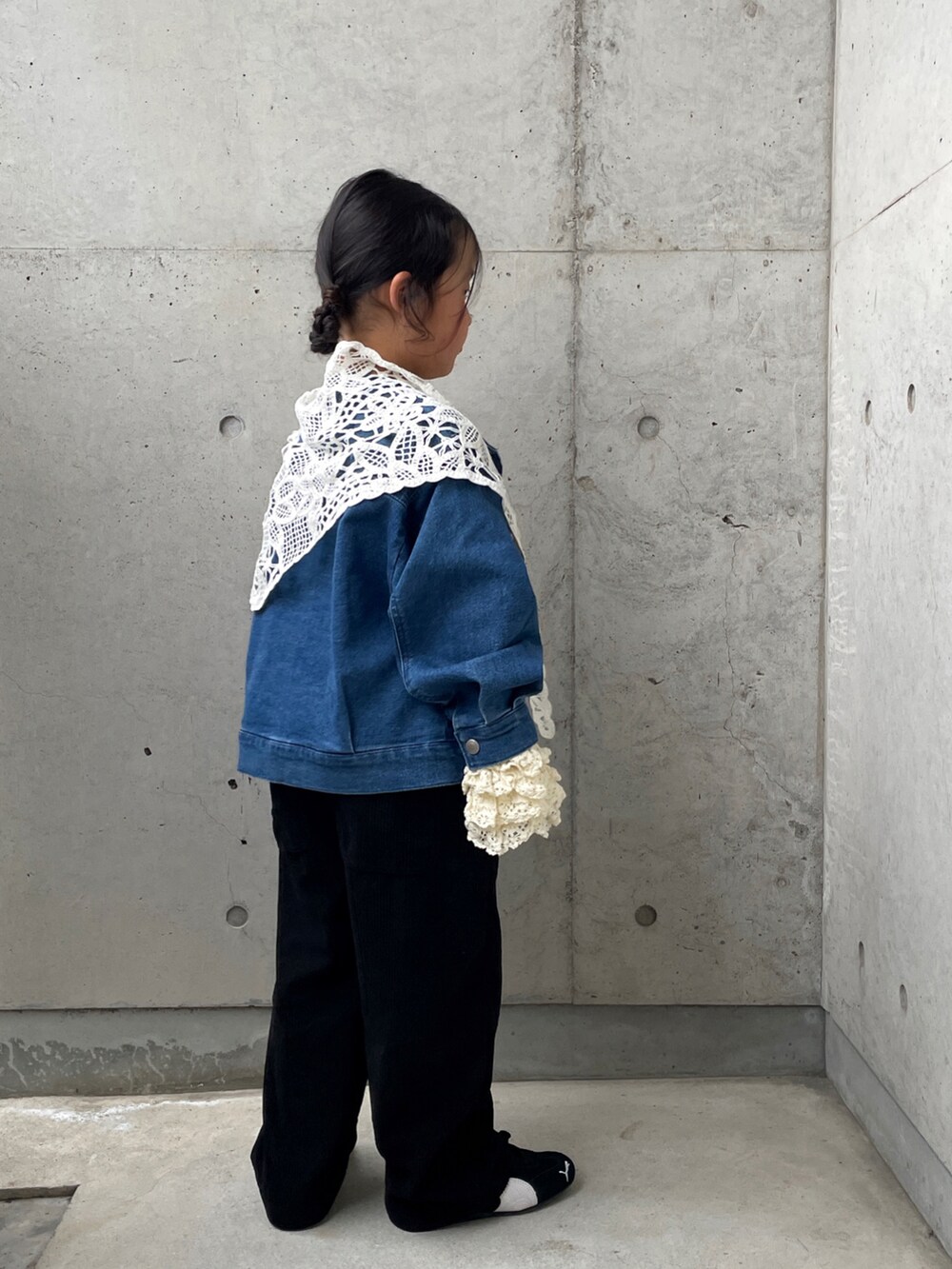 ブルー系のデニムジャケット、ブラック系のサロペット/オーバーオール、ブラック系のスニーカーを着用したキッズの春コーディネートの5枚目の写真