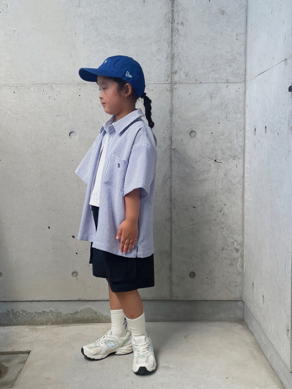 ブルー系のシャツ/ブラウス、ブラック系のパンツ、ホワイト系のスニーカーを着用したキッズの夏コーディネートの5枚目の写真