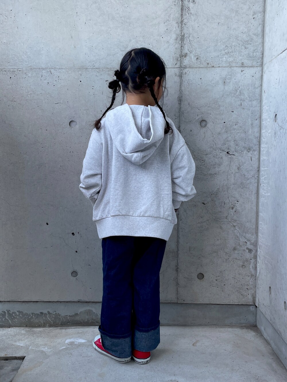 グレー系のスウェット、ブルー系のパンツ、レッド系のTシャツ/カットソーを着用したキッズの秋コーディネートの4枚目の写真