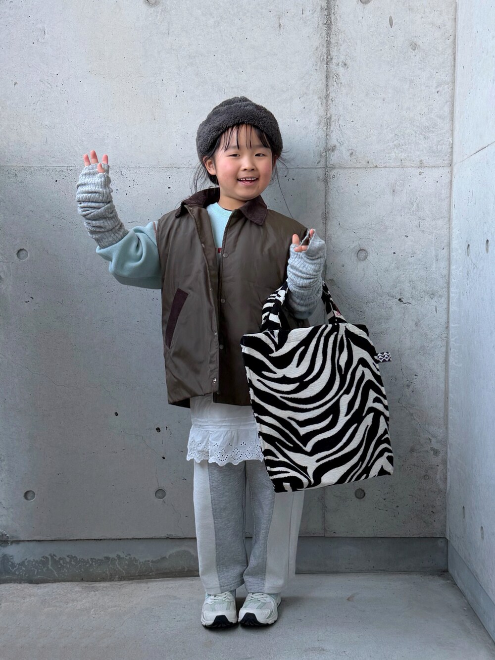 グレー系のスウェットパンツ、グリーン系のブルゾン、グリーン系のトップスを着用したキッズの冬コーディネートの3枚目の写真