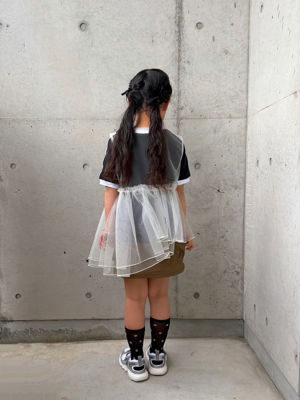 ホワイト系のTシャツ/カットソー、シルバー系のスニーカー、ブラック系のTシャツ/カットソーを着用したキッズの春コーディネートの3枚目の写真