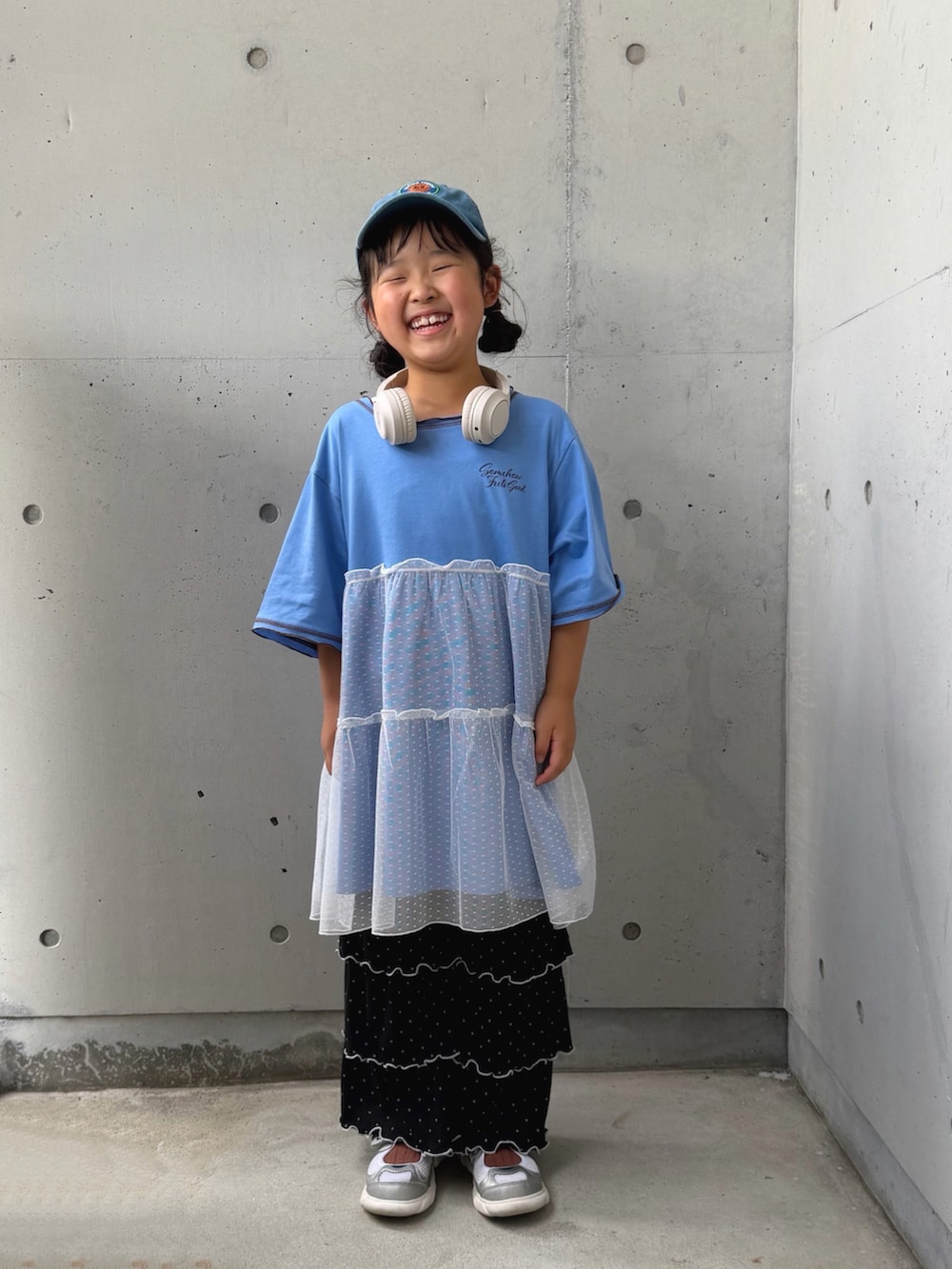 ブラック系のその他パンツ、ブルー系のワンピース、シルバー系のスニーカーを着用したキッズの夏コーディネートの5枚目の写真