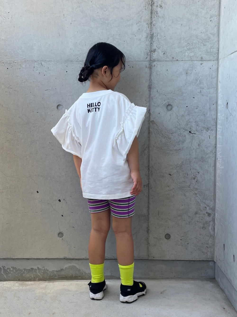 パープル系のその他パンツ、ブラック系のスニーカー、ホワイト系のTシャツ/カットソーを着用したキッズの夏コーディネートの3枚目の写真