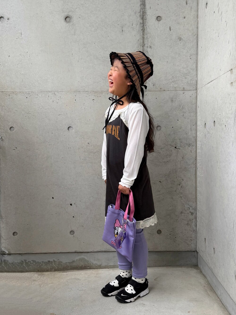 パープル系のその他パンツ、ホワイト系のTシャツ/カットソー、ブラック系のサンダルを着用したキッズの春コーディネートの2枚目の写真
