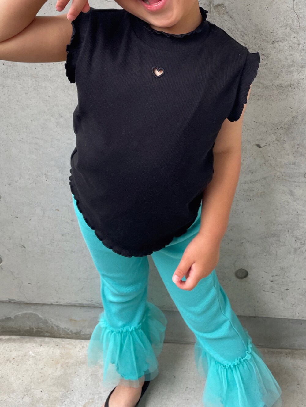 ブラック系のサンダル、ブラック系のトップス、ブルー系のパンツを着用したキッズの春コーディネートの5枚目の写真