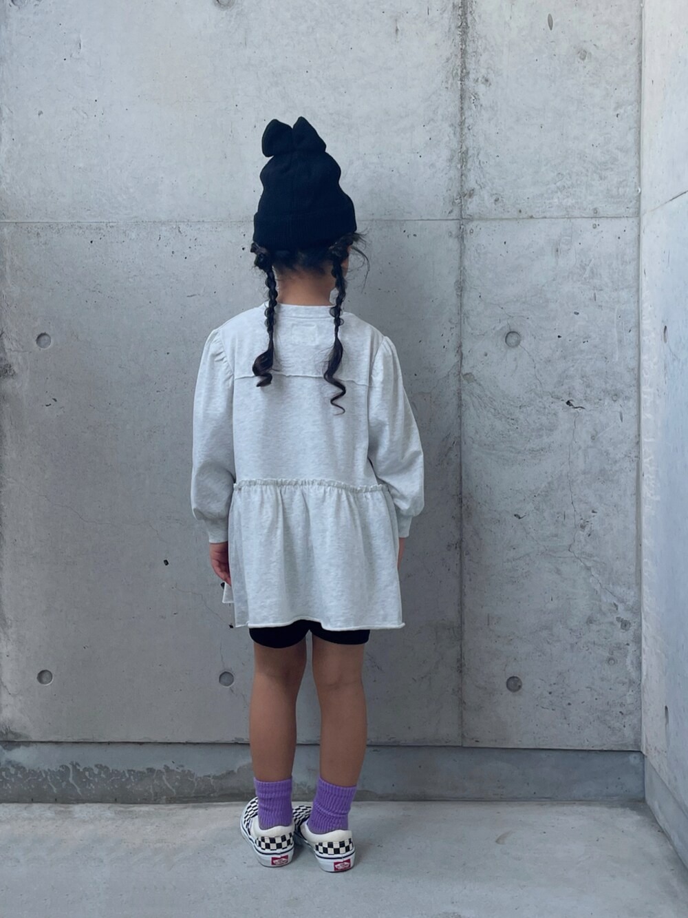 ブラック系のその他パンツ、グレー系のワンピース、ブラック系のスリッポンを着用したキッズの夏コーディネートの3枚目の写真