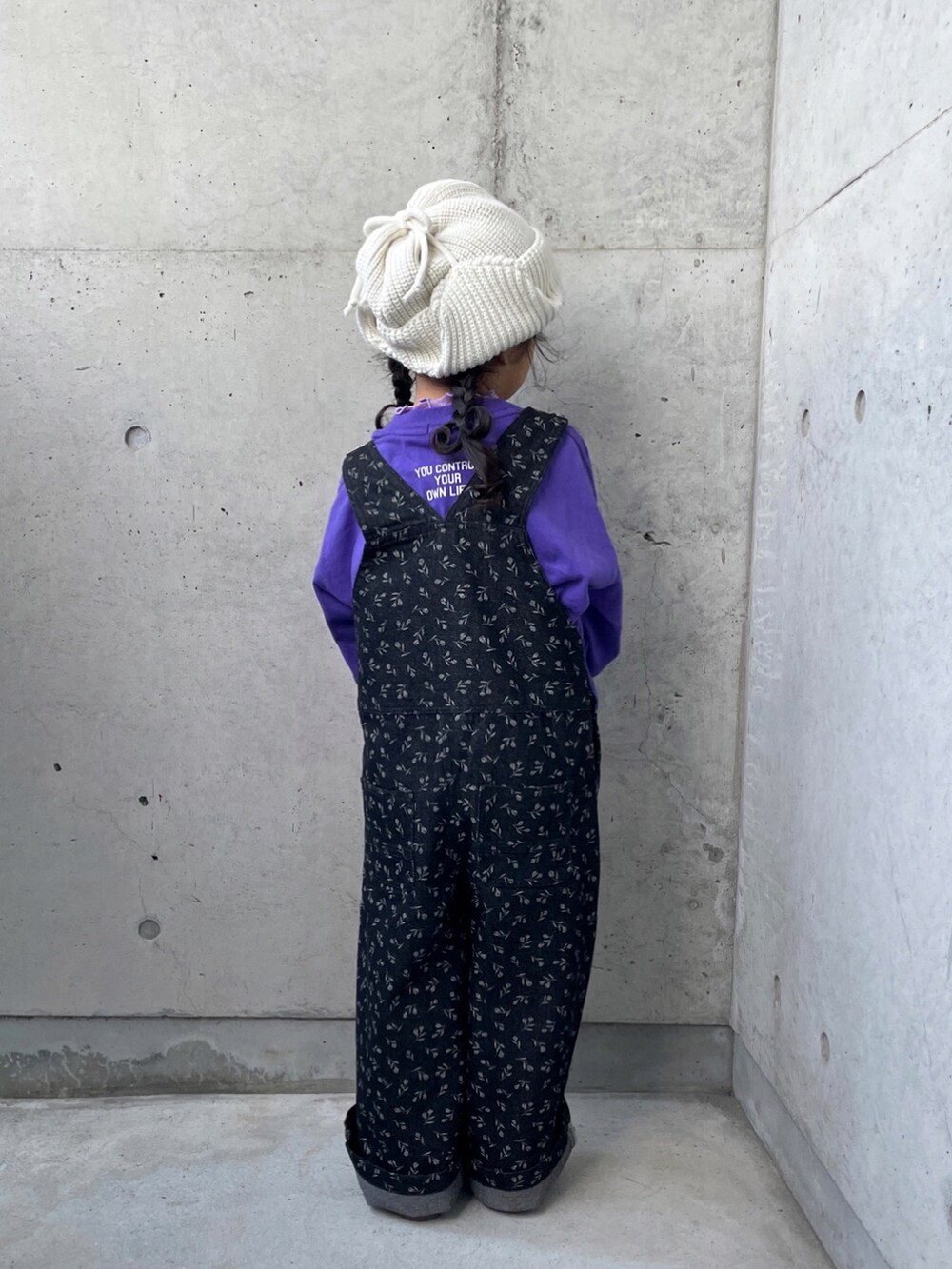 ブラック系のオールインワン・サロペット、パープル系のTシャツ/カットソー、パープル系のTシャツ/カットソーを着用したキッズの冬コーディネートの5枚目の写真