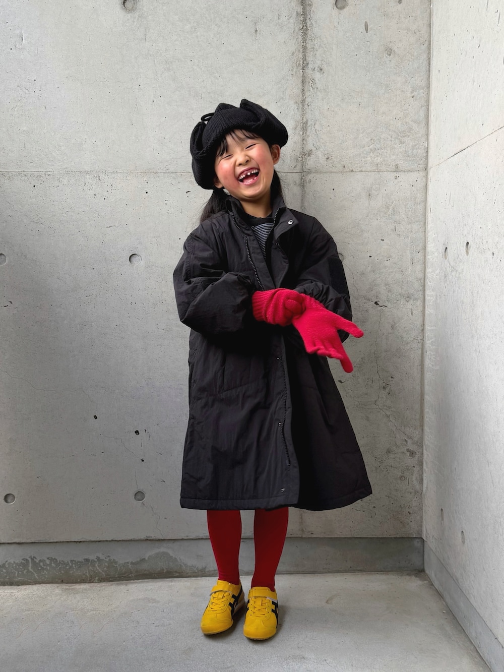 ブラック系のTシャツ/カットソー、ブラック系のミリタリージャケット、ブラック系のその他パンツを着用したキッズの冬コーディネートの5枚目の写真