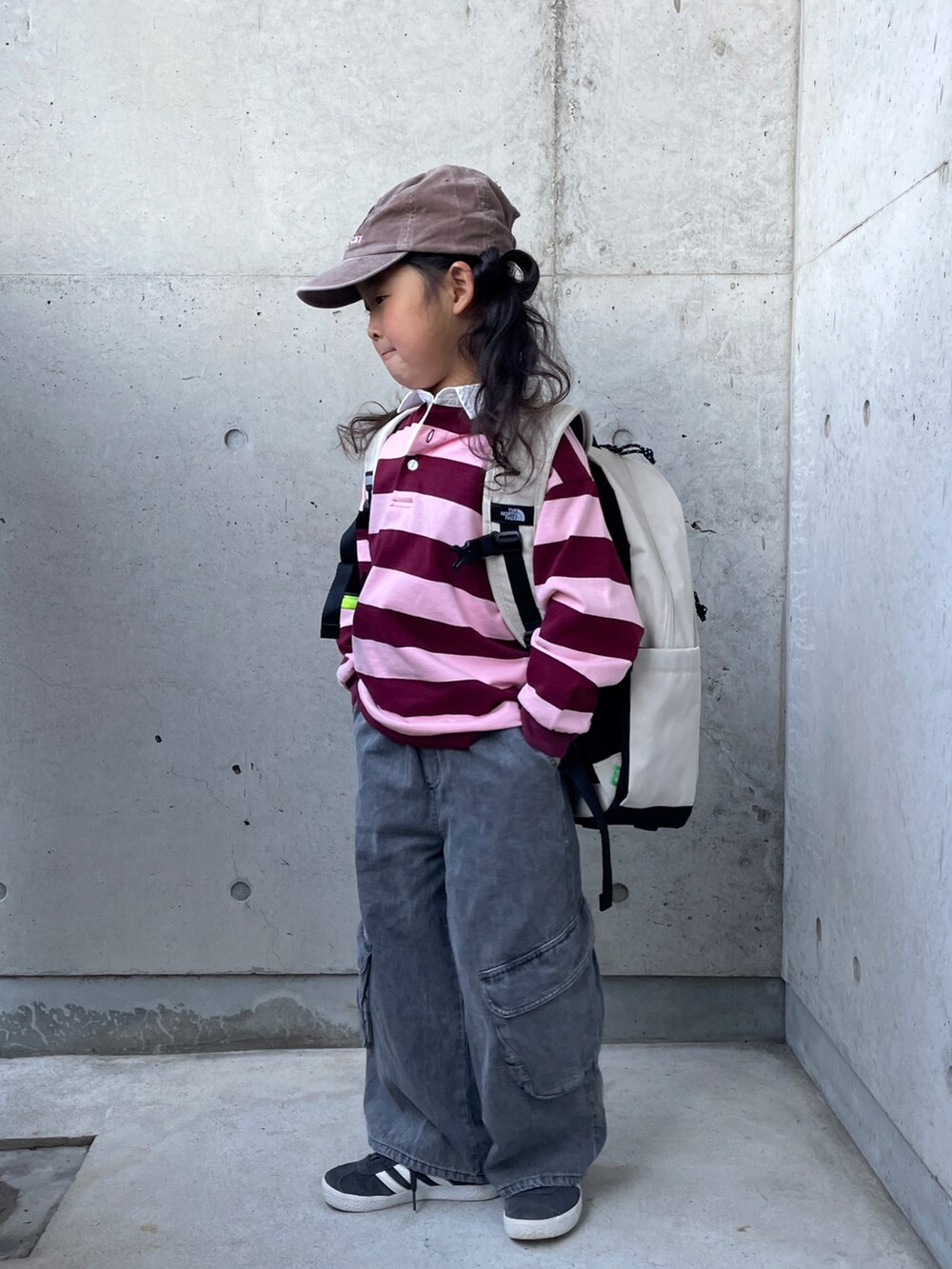 ピンク系のTシャツ/カットソー、ブラック系のパンツ、ブラック系のスニーカーを着用したキッズの冬コーディネートの2枚目の写真