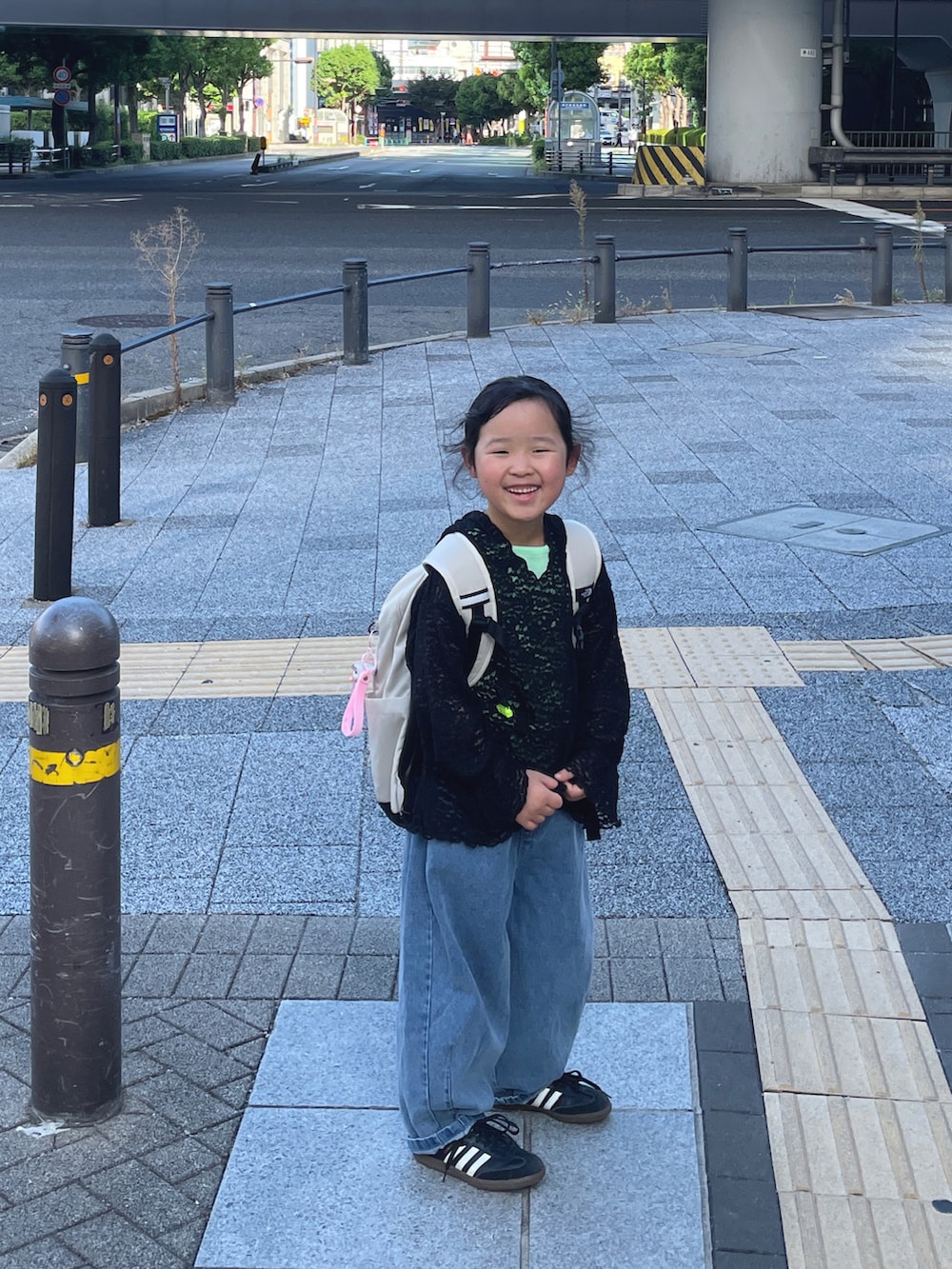 ブラック系のタンクトップ、ブラック系のスニーカー、ブラック系のTシャツ/カットソーを着用したキッズの秋コーディネートの5枚目の写真