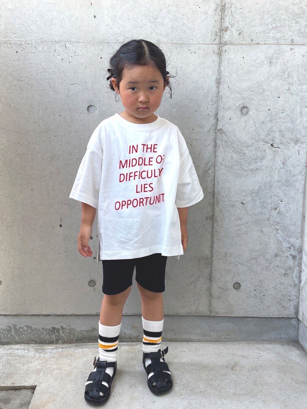 ホワイト系のTシャツ/カットソー、ブラック系のサンダル、ブラック系のソックス/靴下を着用したキッズの春コーディネートの2枚目の写真