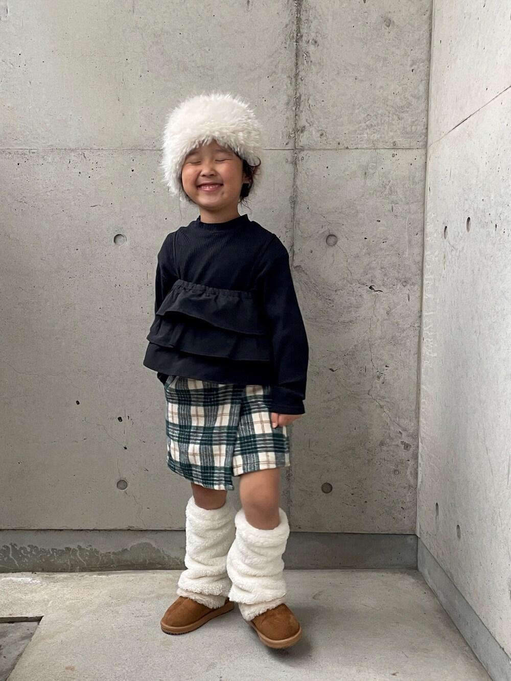 ブラック系のTシャツ/カットソー、グリーン系のその他パンツ、ブラウン系のブーツを着用したキッズの冬コーディネートの2枚目の写真