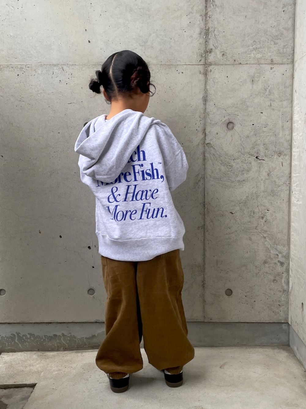 グレー系のスウェット、レッド系のTシャツ/カットソー、イエロー系のその他パンツを着用したキッズの秋コーディネートの3枚目の写真