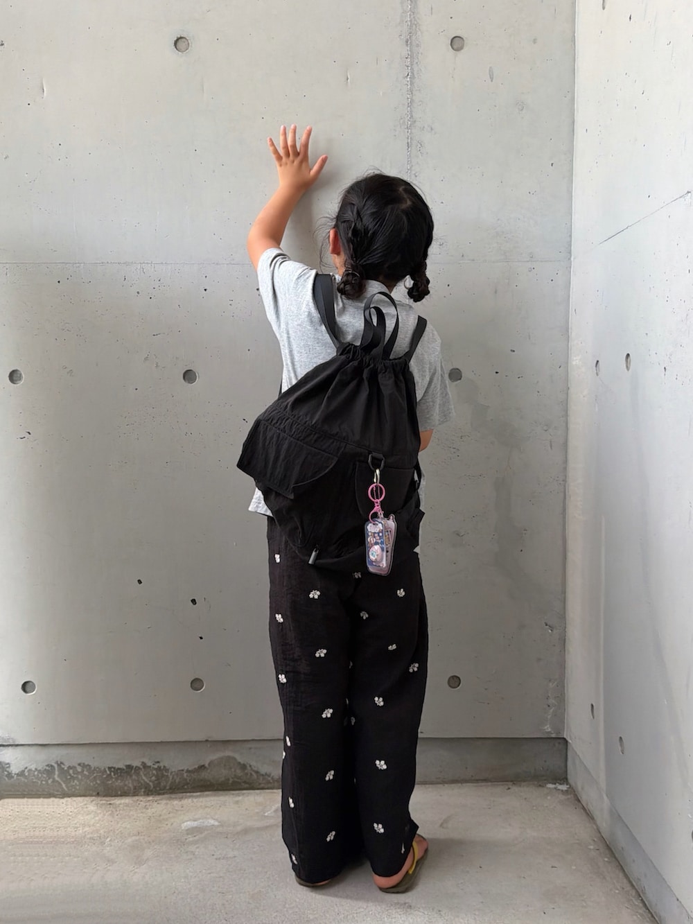 ブラック系のその他パンツ、ブラウン系のサンダル、グレー系のTシャツ/カットソーを着用したキッズの夏コーディネートの4枚目の写真