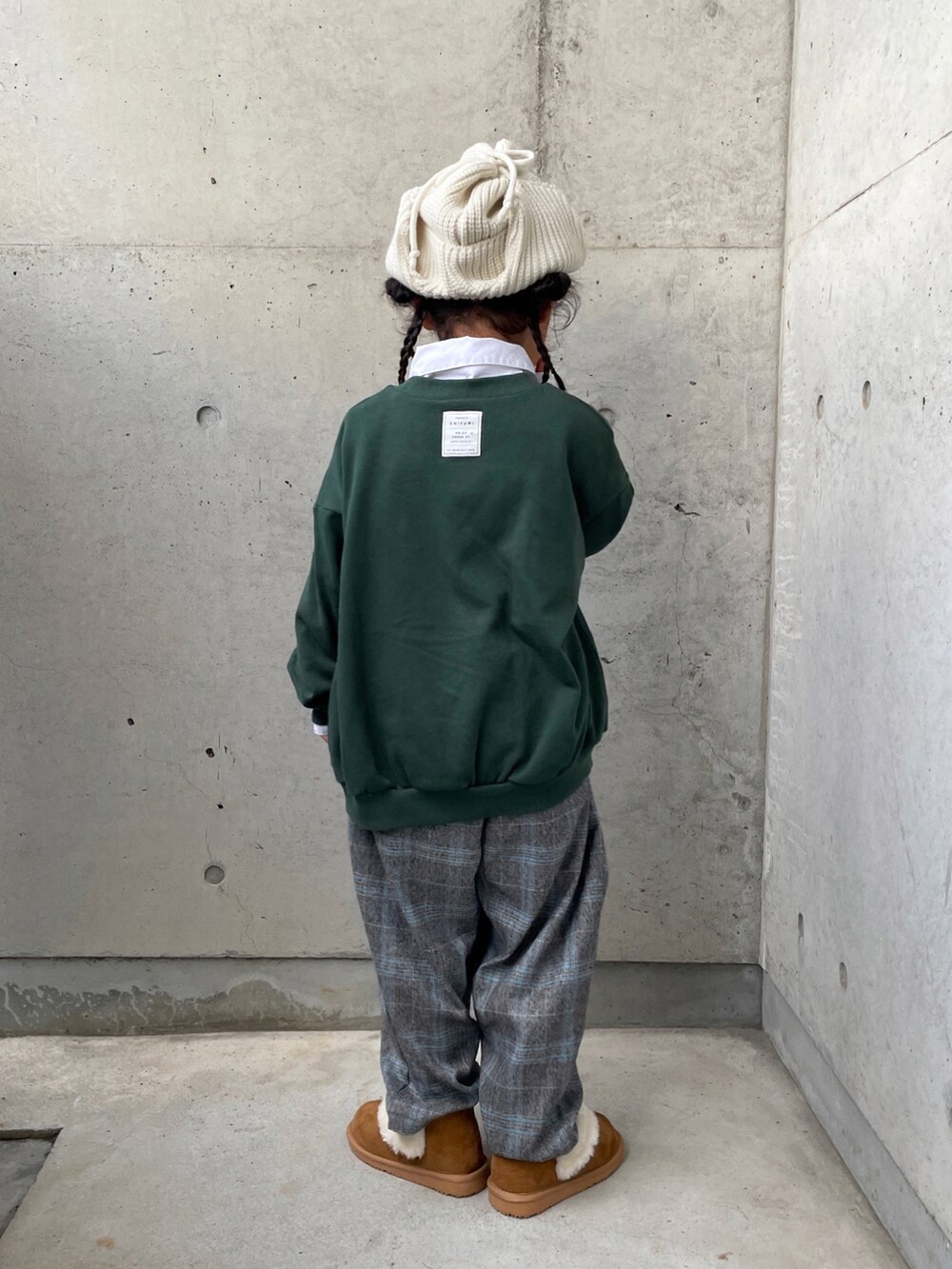 グリーン系のトップス、グレー系のパンツ、ホワイト系のシャツ/ブラウスを着用したキッズの秋コーディネートの2枚目の写真