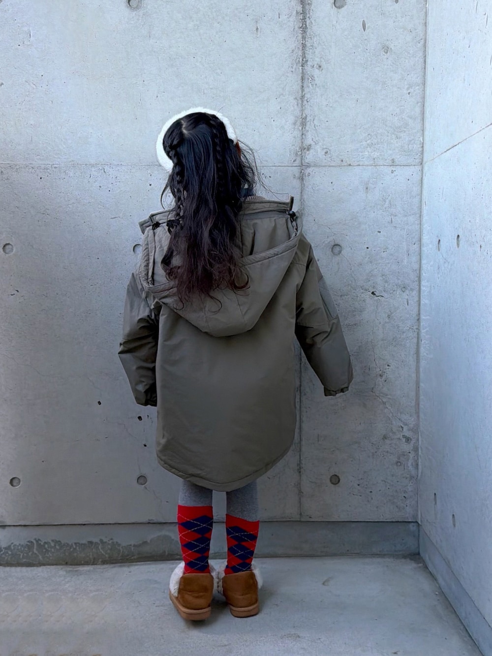 ブラック系のニット/セーター、ブルー系のシャツ/ブラウス、グレー系のその他パンツを着用したキッズの冬コーディネートの3枚目の写真