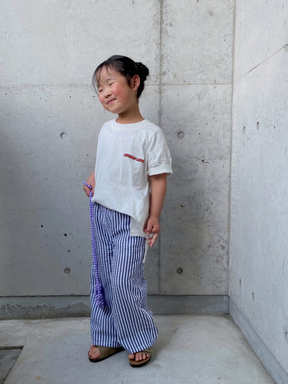 ホワイト系のTシャツ/カットソー、その他のサロペット/オーバーオール、ベージュ系のサンダルを着用したキッズの春コーディネートの2枚目の写真